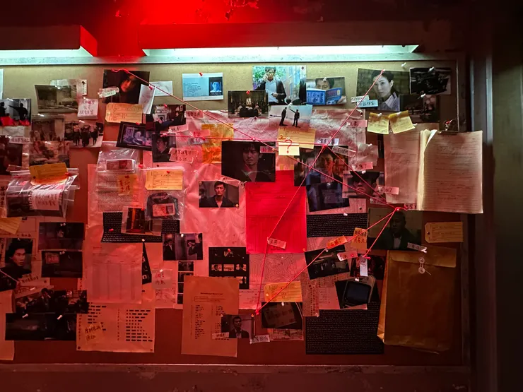 輪到《無間道》的人物關係壁報板,非常錯縱複雜(又有兩名演員演同一個角色),細心看還有不少勾起觀眾印象的道具!