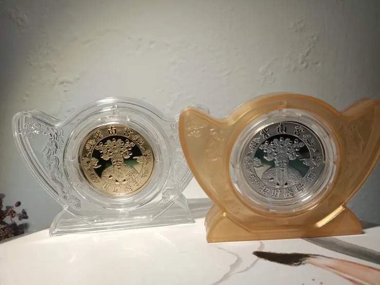 元寶的造型，很吸睛，而且中間的錢母是可以轉動的。