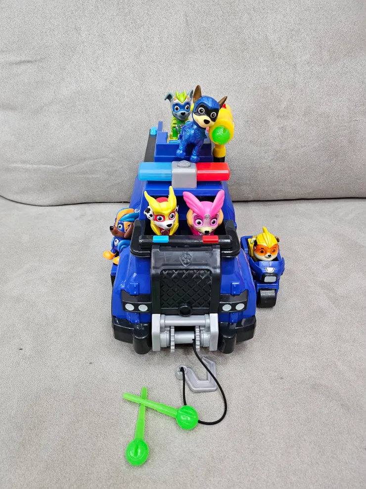 為了載汪汪隊所有成員購買的車子，公仔需另外自行購買