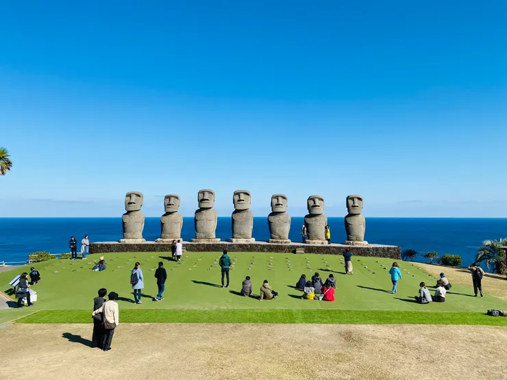 想要輕鬆跟復活節島石像拍照，來到九州宮崎的日南太陽花園，就能快速滿足你的願望！