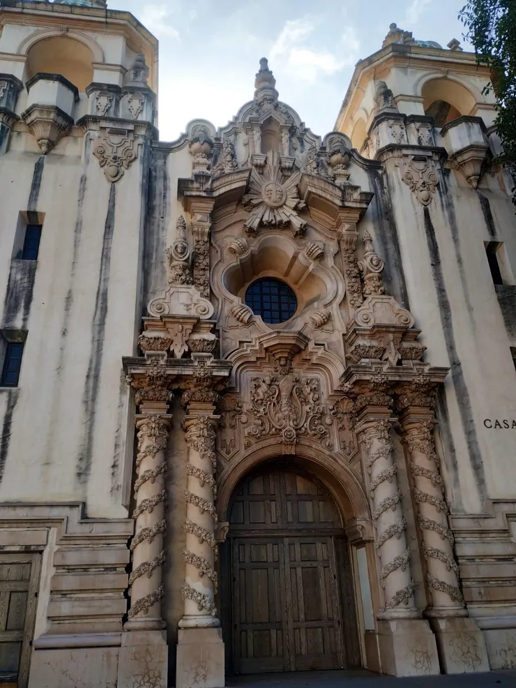 這間是巴爾波亞公園的劇院，會和該地的青少年劇團合作公演──對於寫推理小說的伍德來說，這種華麗的建築真是太浪漫了(等等)