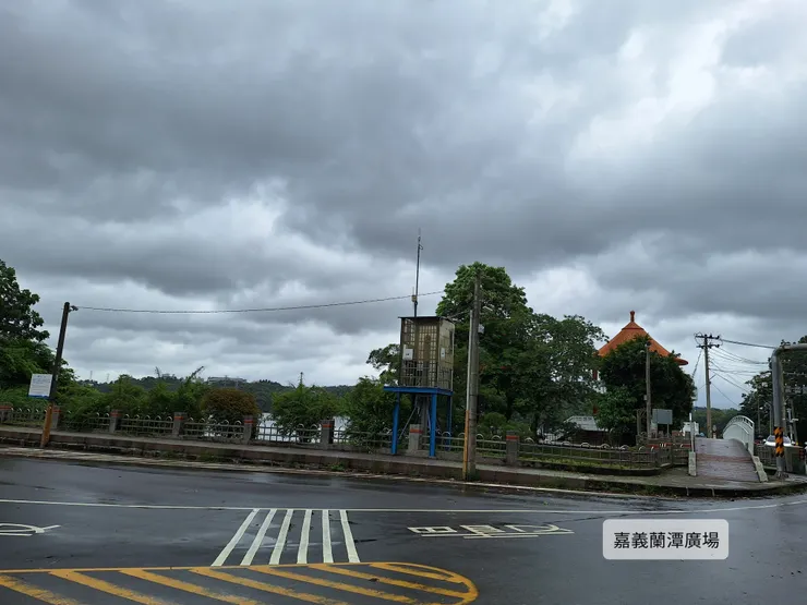 正前方電線桿旁當初有個電話亭