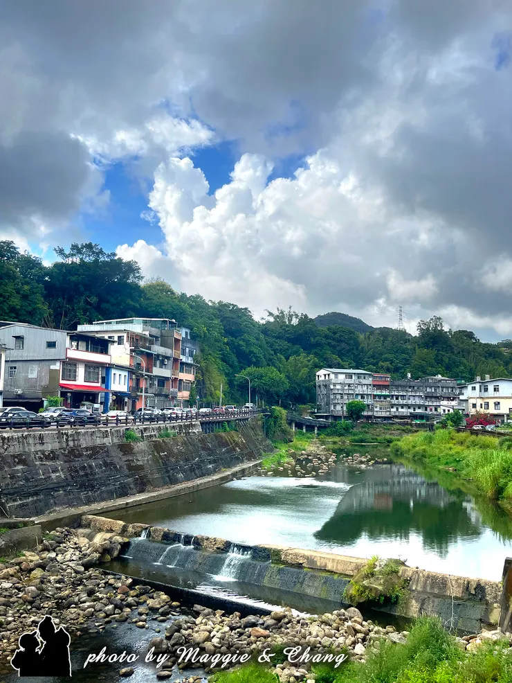 清澈的溪水倒映著兩岸的房屋與天空，散落的石頭像是大自然隨興的點綴。這裡少了喧囂，多了一份樸實與靜謐，彷彿時間也在溪水旁慢了下來。走在雙溪，能感受到小鎮特有的悠閒氛圍，特別適合放空與散步 