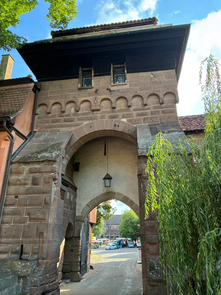 毛布朗隱修院的大門