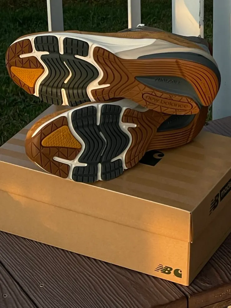 鞋底配色也充滿了Carhartt工裝風格