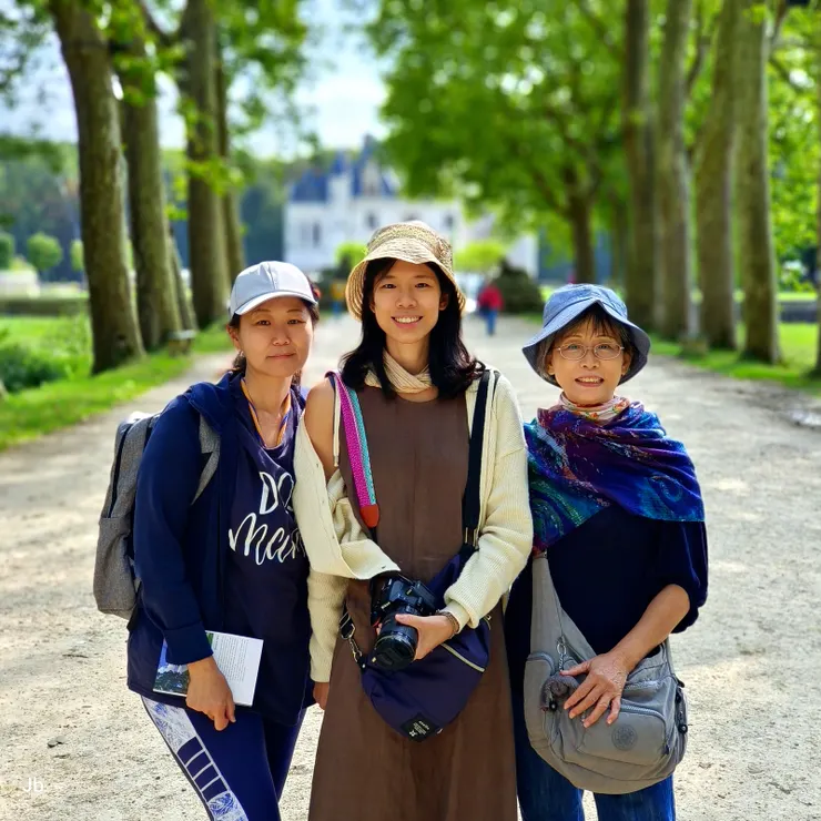 【離去前妻、女與侄女在梧桐大道留影】