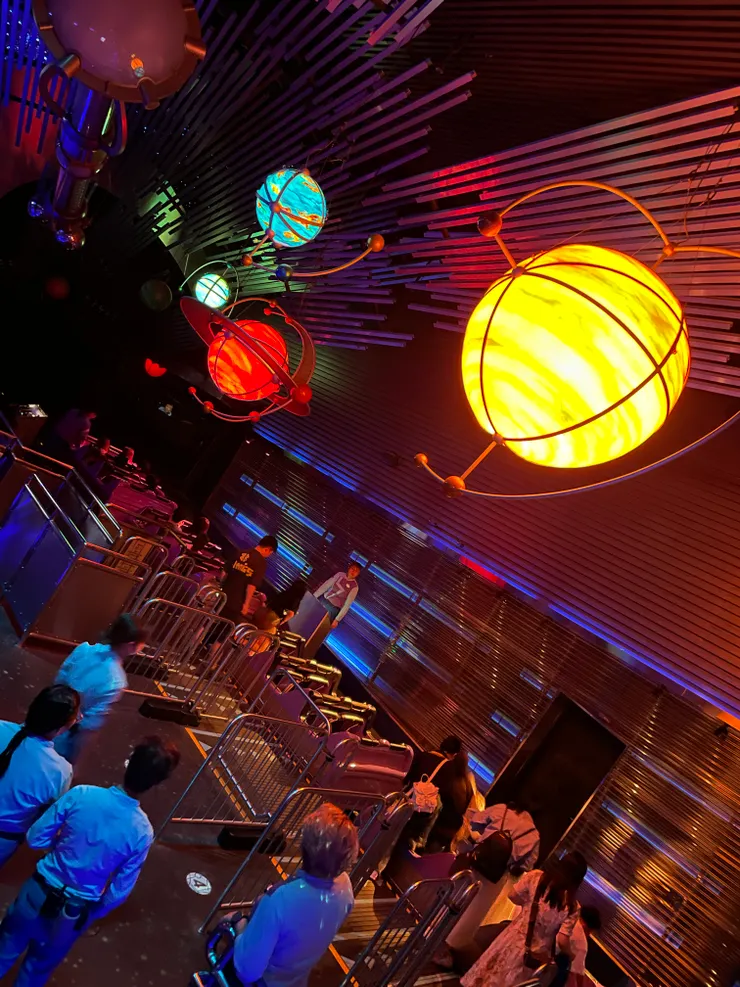 星戰急速穿梭，遊具排隊內景。