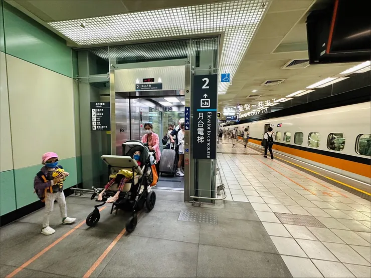 輪椅族搭乘高鐵的輪椅席在第七車廂，高鐵桃園站第七車廂一出來就是電梯很方便。