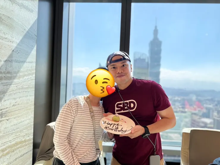 饗饗還是吃晚餐再坐窗邊吧，好曬XD