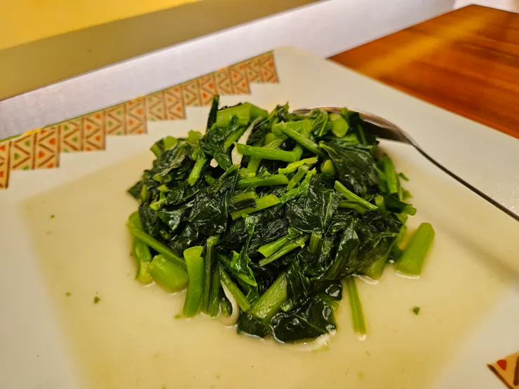 嫩綠的炒芥藍菜,帶有些許的麻油煸香和某種特殊香氣,一樣完食!