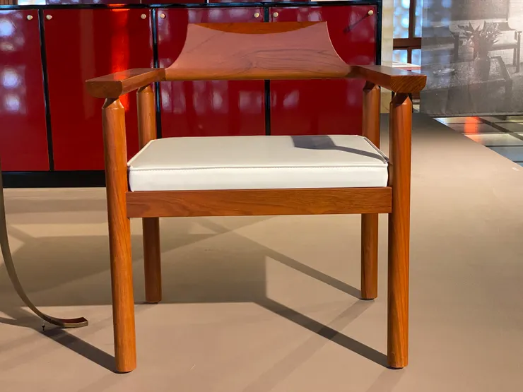 太師椅椅背讓人聯想到國父紀念館