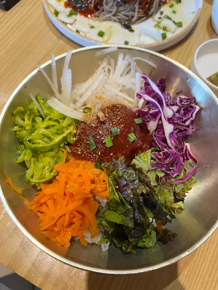 生牛肉被蓋子辣椒醬下面,紅蘿蔔左側的綠色蔬菜貌似是酪梨