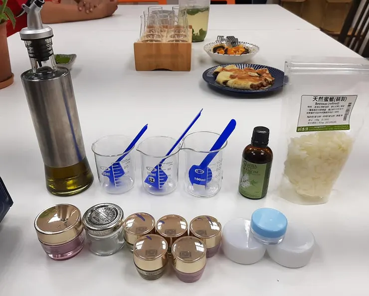 小瓶子是收集用完的化妝品，小湯匙則是嬰兒奶粉附的，終於可以派上用場了！