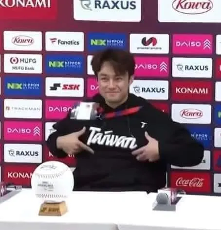 潘傑楷受訪時比出的手勢