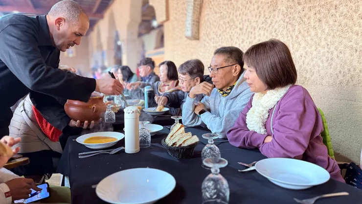 午餐先上濃湯和饢餅