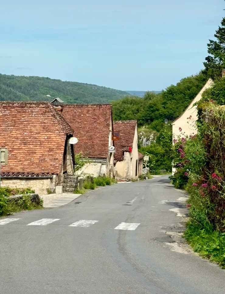 走上村莊外的公路上