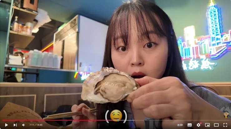 圖說：南韓知名YouTuber英玹김융，造訪串燒品牌「焦糖楓」，驚呼第一次吃到大顆飽滿又美味的生蠔。（資料來源：翻攝自英玹김융）