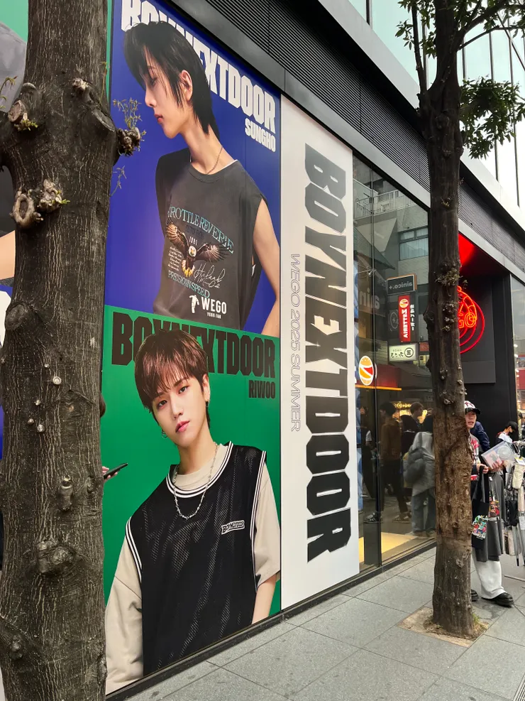 WEGO原宿本店的外牆廣告，因為假日人潮很多很難從正面拍攝所以角度很斜XD