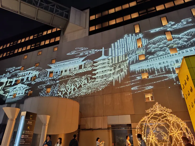 京都駅東広場的霓虹