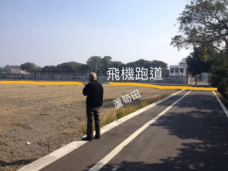 爸爸最喜歡在自己的農田旁暸望遠方