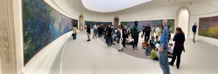 一群小朋友被老師帶來這裡參觀，小小年紀就能浸淫在美麗的畫作當中，多幸福啊！