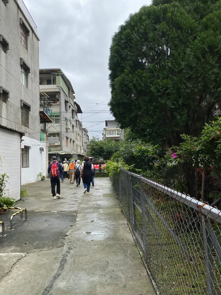 三民路75巷16弄走到底,再出現一道橋樑