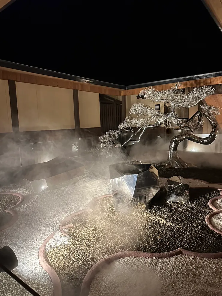 晚上煙霧嬝擾的庭園!