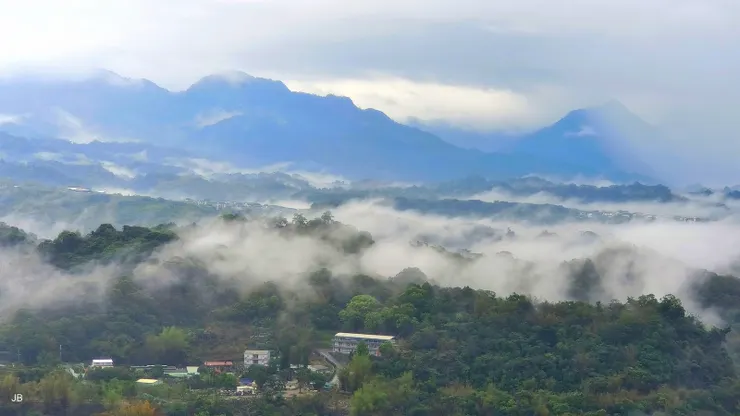 【新綠參差雨乍停遠眺連峰生雲海】