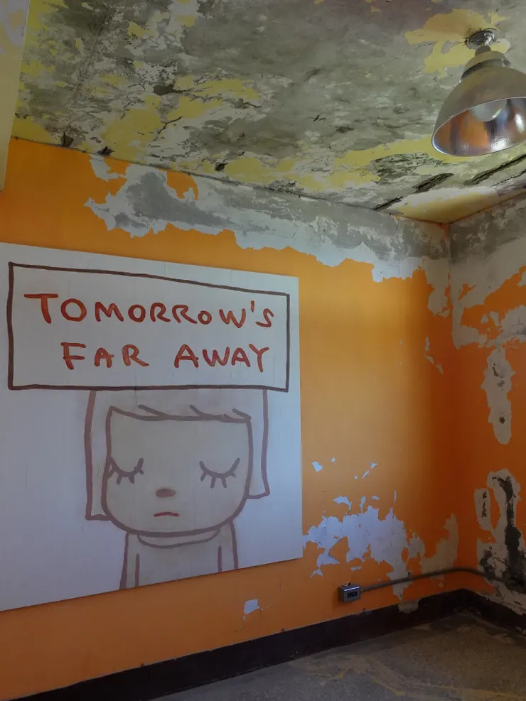 展場尾聲~在最高一層樓(4樓)的一個房間內，部分牆面被刷上橘色，把這幅畫襯托得很有意境。