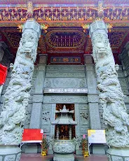 香爐、石獅與牌樓展現傳統廟宇文化(圖片截圖於網路)