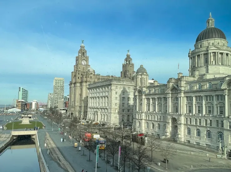 利物浦港沿線的建築，與上海外灘非常相似。