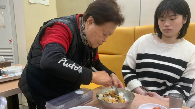 老奶奶熱心幫我們處理拌飯。