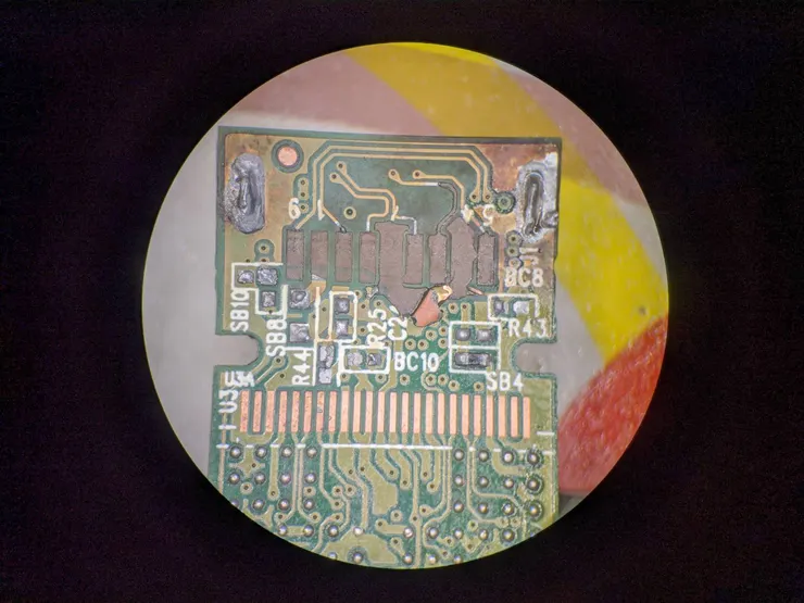 清乾淨上面的髒汙,我們發現焊盤全部消失,全部得重補。