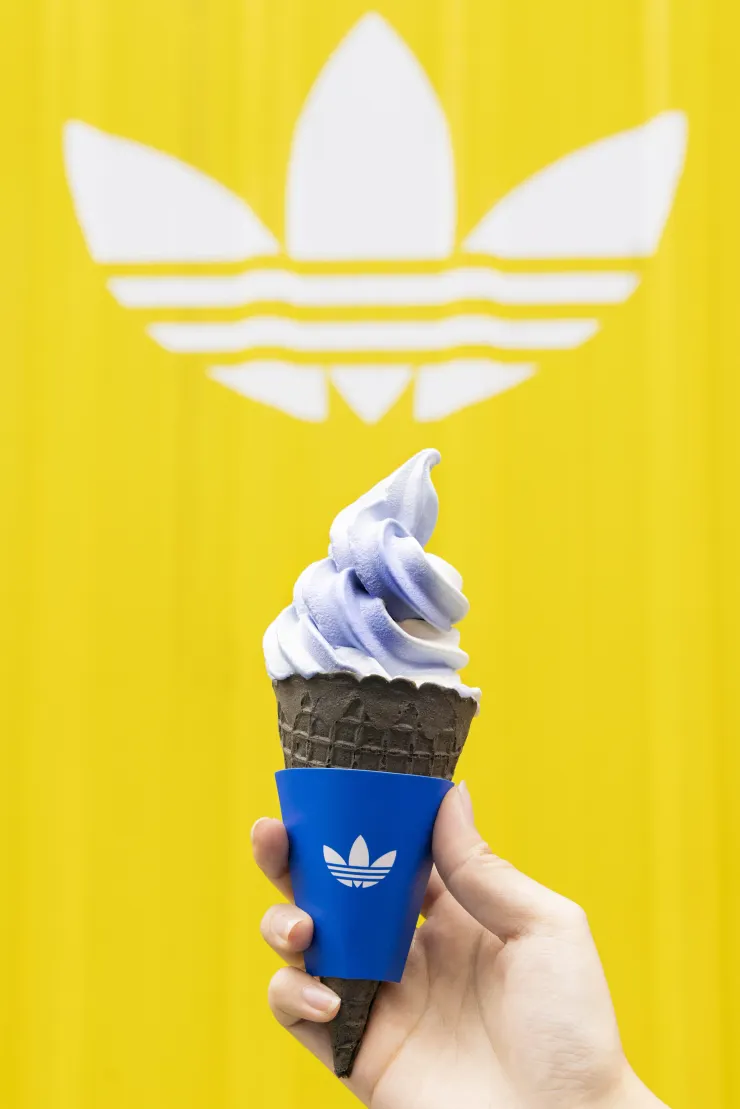 adidas Originals X CAFE!N 聯名_夢幻藍色 adicolor CHILL!N 霜淇淋。（圖／adidas Originals提供）
