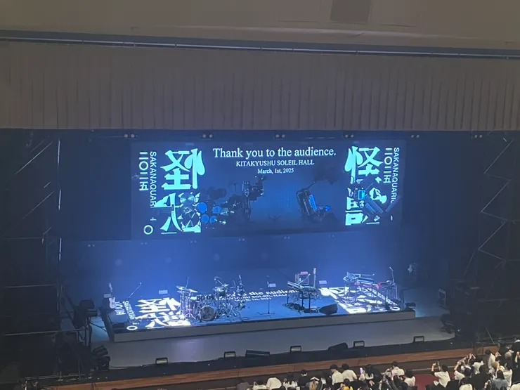 演出時不能攝影，但是結束後會廣播說現在的舞台可以讓大家拍紀念照，貼心！