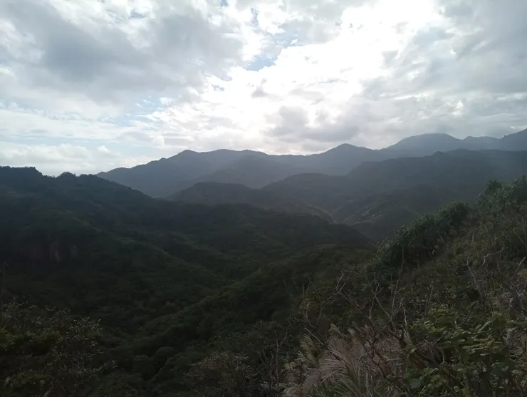 步道最高處涼亭，所見瑞芳九份山巒景色