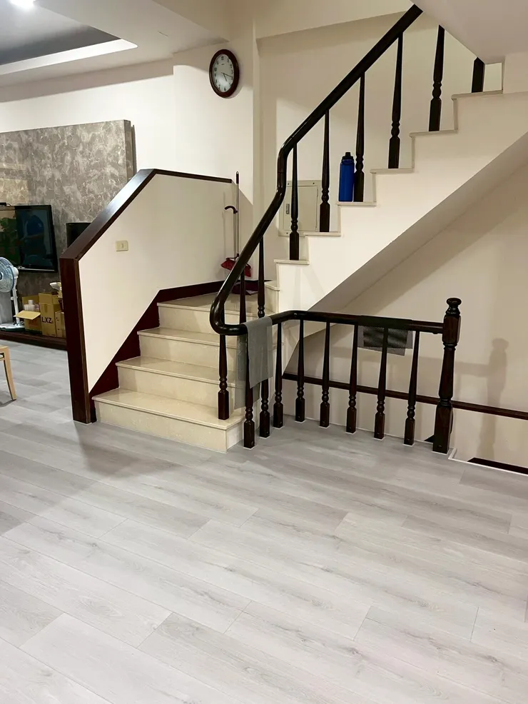 客廳鋪設別府灰橡的效果圖