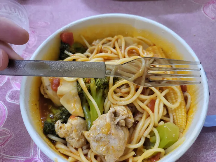 裡面還附贈塑膠叉子 連叉子都這麼有質感 看來這家店不容小覷