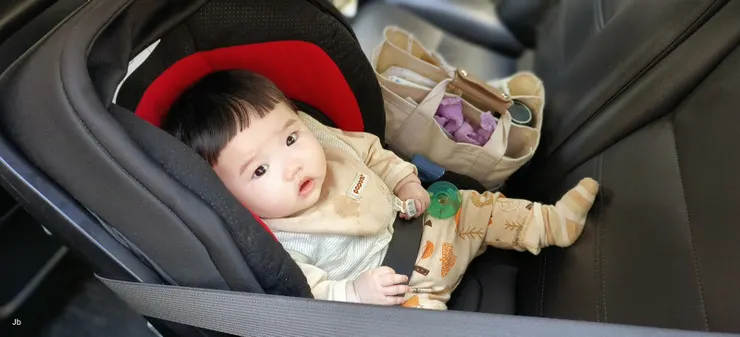 【初五早上留最晚的兒子剛剛北返！搭奶奶車赴高鐵台中站的萬萬坐在兒童安全椅中。】