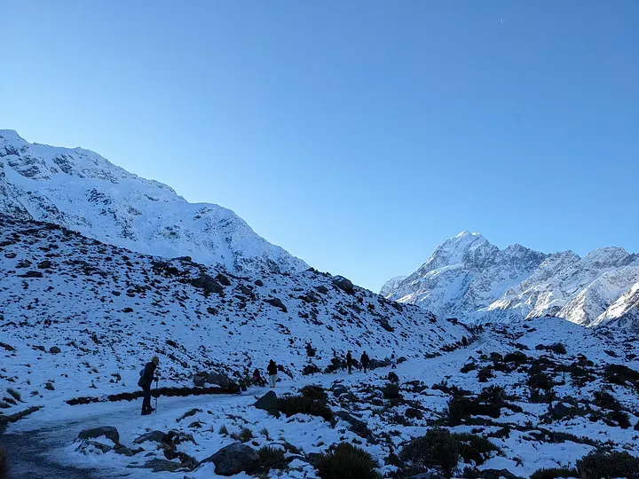 Hooker Valley Track_最後的上坡，被黑冰壟罩的路面窒礙難行