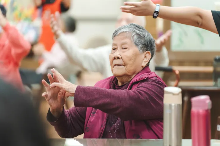 簡單的律動課，讓長輩活動四肢。