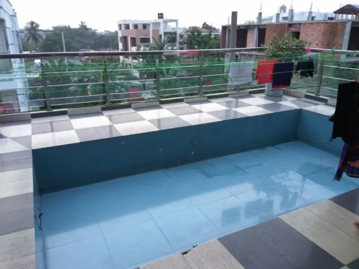 這個游泳池感覺只是炫富吧 腳一蹬就到編編了