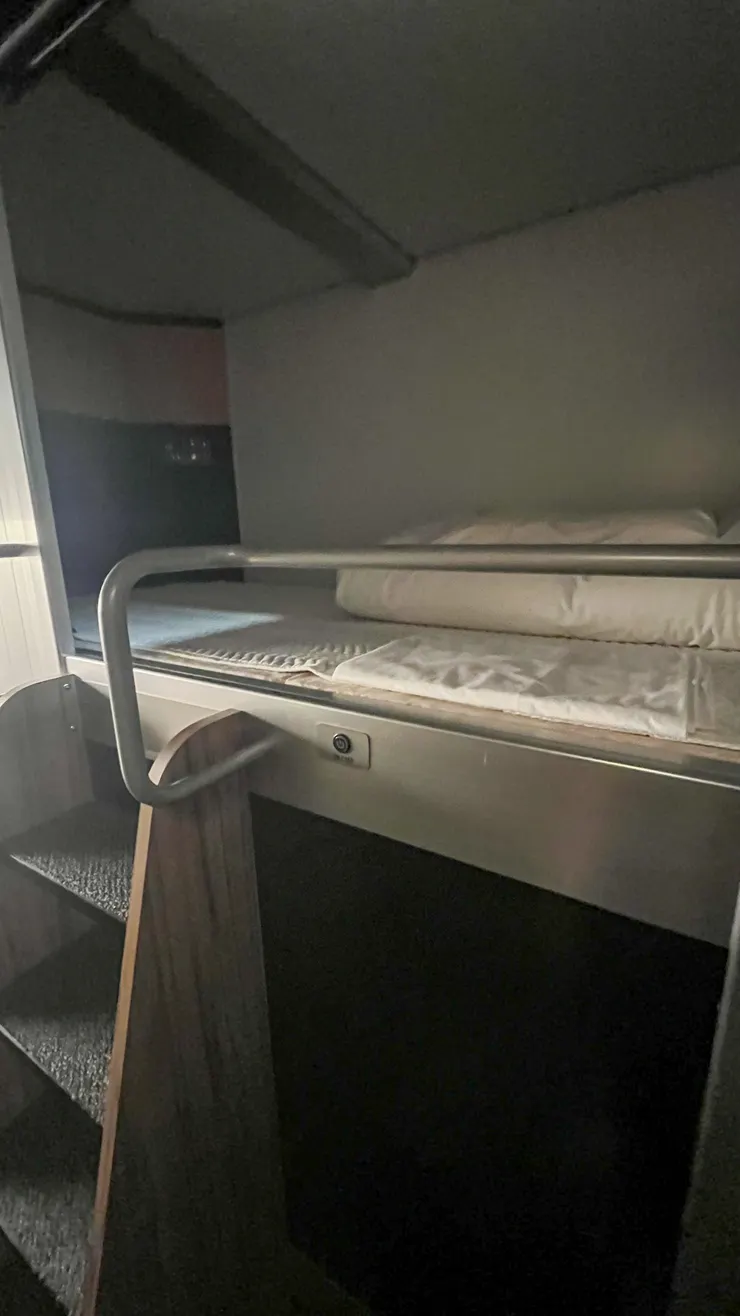 開關設置在樓梯旁,我個人覺得很方便,睡覺的時候伸一下手就能關燈。