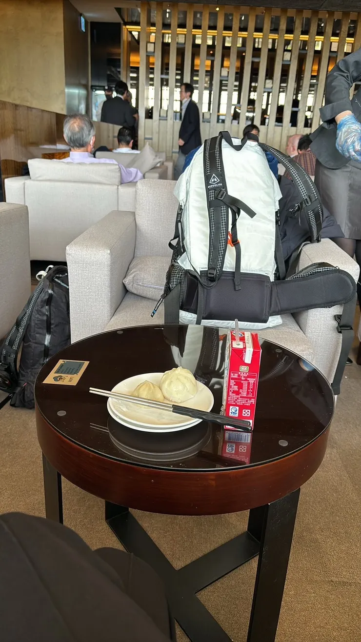 果然，我的對面真的有陌生旅客一起共桌