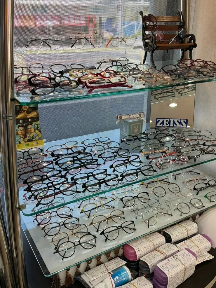 台南眼鏡推薦【伍佰眼鏡】我的蝦趴老爸配鏡去～多焦＋變色配到好