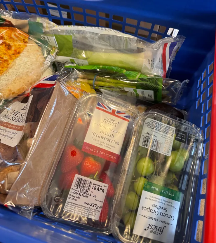 如果一次需要購買一整周的食材，可以選擇用超市線上購物，會有貨車在指定時間送達你家門口，再把一籃一籃的食物搬進門後，將空籃子還給司機就可以