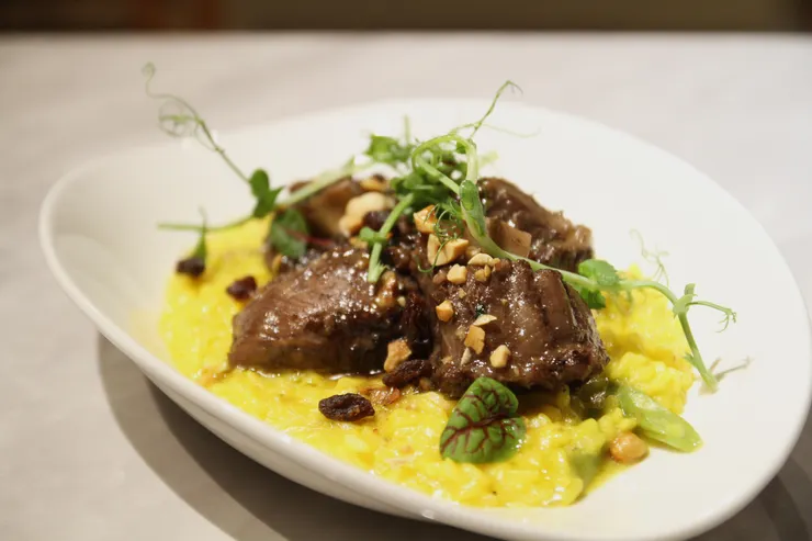 燉飯：香氣四溢、入口即化的紅酒慢燉牛尾米蘭式番紅花燉飯。