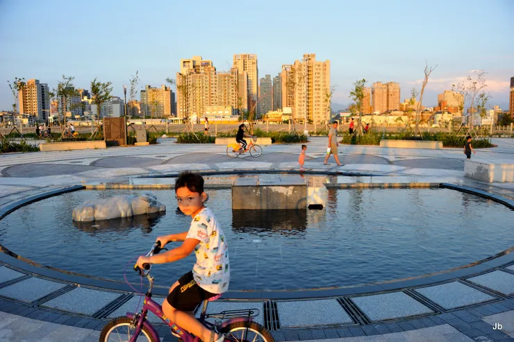 嘻鬧的孩童未來將安居何處