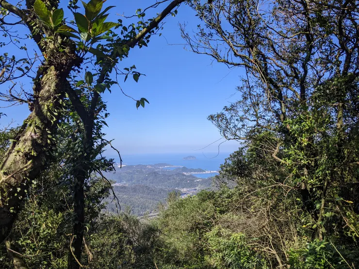涼亭可以遠眺龜山島