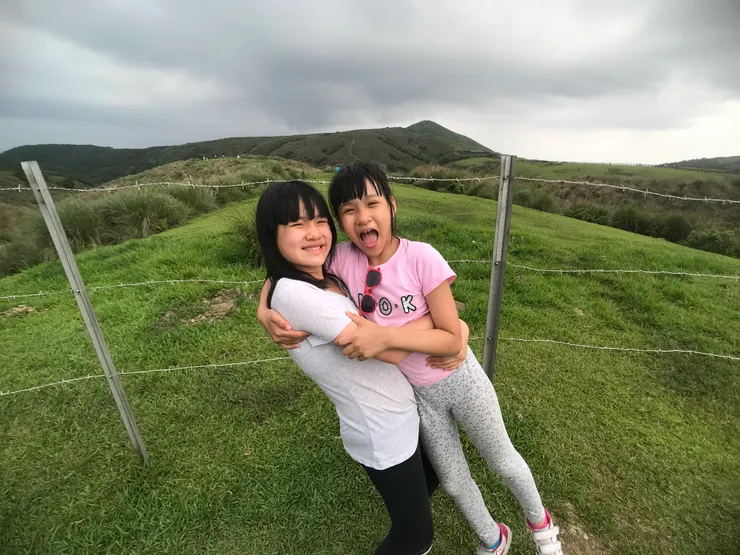 終於抵達擎天崗，開心的孩兒